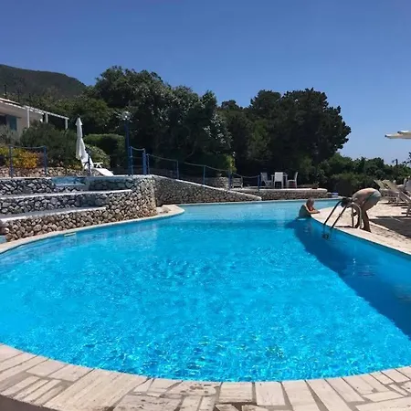 Circeo, Con Piscina E Scesa Al Mare 圣费利切-奇尔切奥